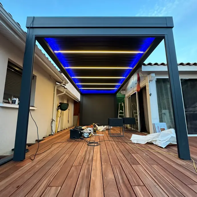 Pergola bioclimatique en aluminium avec éclairage LED Pergola bioclimatique en aluminium avec éclairage LED